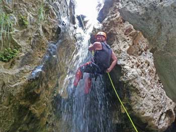 Abseilen im Wasserfall