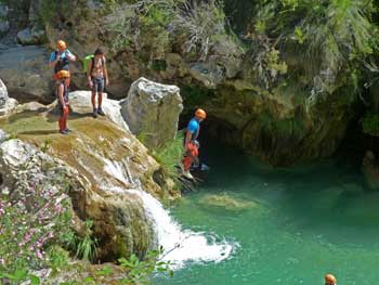 Sprünge in Wildwasser